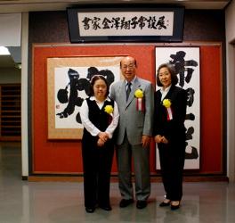 写真：金澤さん親子と松原区長の記念撮影