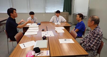 写真：インタビュー中
