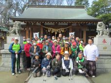 写真：新田神社で集合写真