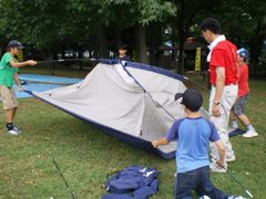 写真：テント張り
