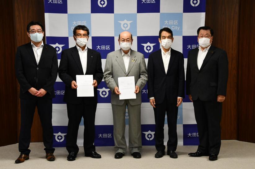 写真：令和3年8月31日審査意見書を提出いたしました。(左より押見委員、河野委員、松原区長、鳥海委員、松本委員）