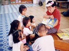 写真　ラオスで絵本を読む子どもたち