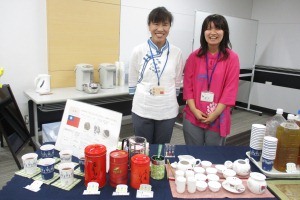 OBの黄さん(左)も台湾のお茶を紹介