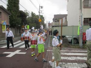 写真：チェリーズバトンクラブに続く蒲田交通少年団鼓笛隊