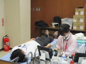 写真：糀谷特別出張所職員の献血の様子