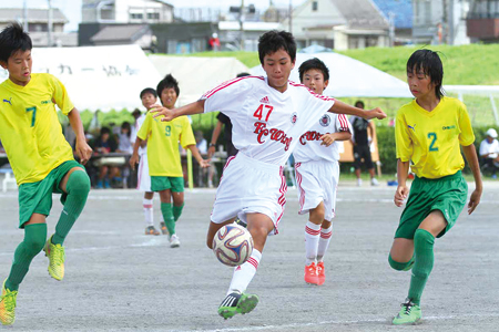 多摩川緑地サッカー場で毎年1,000人前後が出場する「大田区少年サッカーフェスティバル大会」。毎年8月に開催しています。
