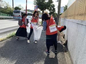 ふれあいフェスタで清掃活動を行う日本生命職員