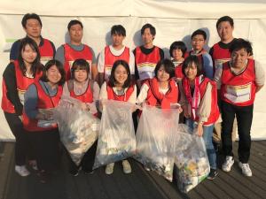 ふれあいフェスタで清掃活動を行う日本生命職員
