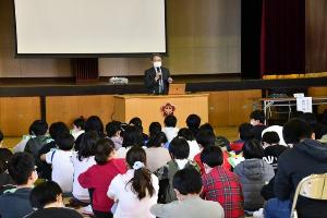 舘田教授が児童へメッセージを伝える