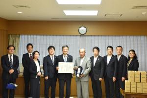 画像：大田区から日東工器株式会社への感謝状贈呈の様子