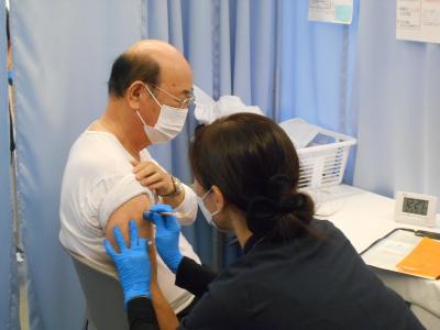 画像：10月23日（日曜日）松原忠義大田区長がワクチン接種をする様子
