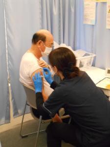 画像：10月23日（日曜日）松原忠義大田区長がワクチン接種をする様子