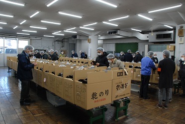 写真：大森海苔会館での入札会