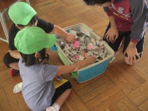 写真：園児と小学生の交流の様子