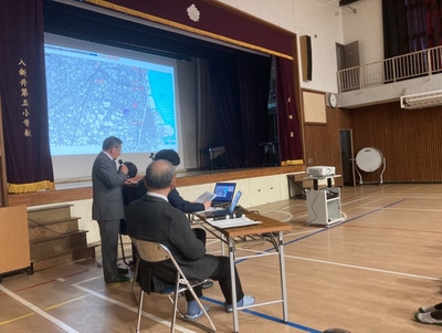 写真：「大森海岸駅と平和島駅」について発表の様子