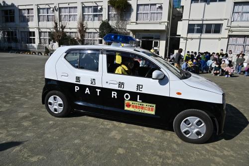 小学校での青パトの展示写真