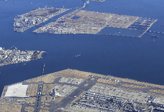 写真：羽田空港（手前）中央防波堤埋立地（奥）