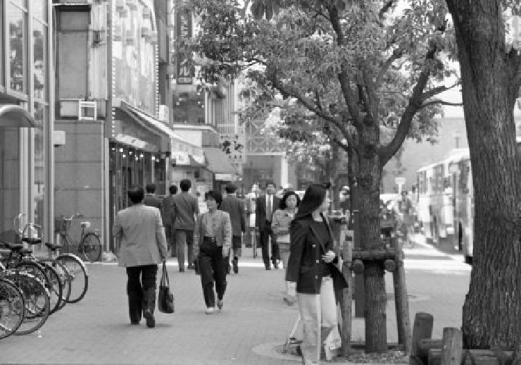 写真：昼休み中の大森駅付近