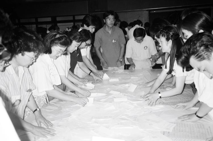 写真：都議会議員選挙開票