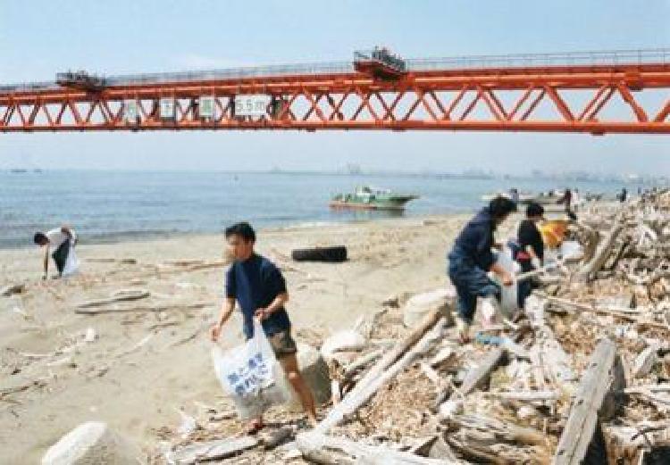 写真：羽田空港沿岸ごみ拾い