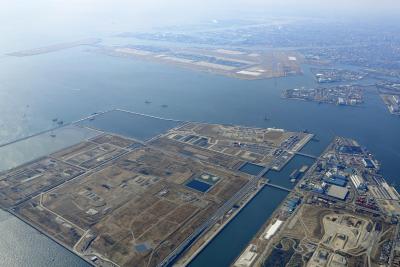 画像：中央防波堤沖より中央防波堤と羽田空港(平成24年度)