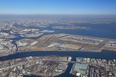 画像：川崎市側から羽田空港全景と島部及び中央防波堤埋立地全景(平成26年度)