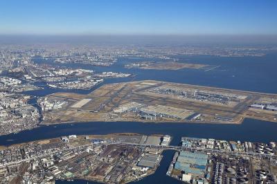 画像：川崎市側から羽田空港全景と島部及び中央防波堤埋立地全景(平成26年度)