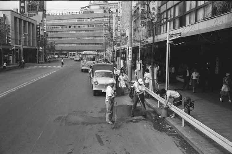 写真：蒲田駅東口　清掃(2)