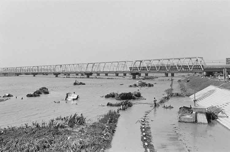 写真：台風による被害　六郷橋付近(昭和57年)(1)