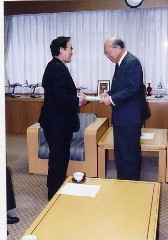 写真：後藤会長から、区長に対して提言書を提出