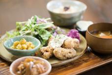 画像:なんちゃって鶏のからあげ定食(ベジミートのから揚げ)