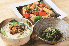 画像:旬の麻婆野菜 自家製辣油添え、ゴマ香る ちまき特製 野菜だけの担々麺、旬野菜のナムル