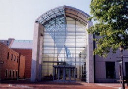 写真:ピーボディー博物館の正面入口