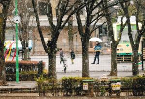 写真：辻　佐知子さん作「雪降りのお散歩」（萩中公園）