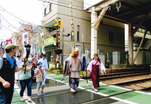 写真：寺﨑　美惠子さん作「おっと一　線路に気を付けて！！」（羽田）