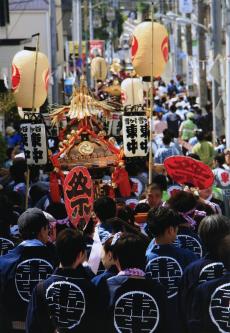 写真：礒部　三代子さん作「神輿流れ」