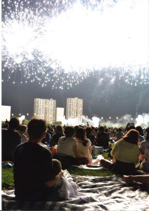 写真：榎本　匡伸さん作「孫に花火を見せたくて」（六郷土手）