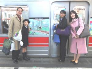 ラッピング電車記念撮影会の様子