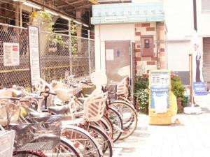 写真：西口臨時駐輪帯 駅ビル横